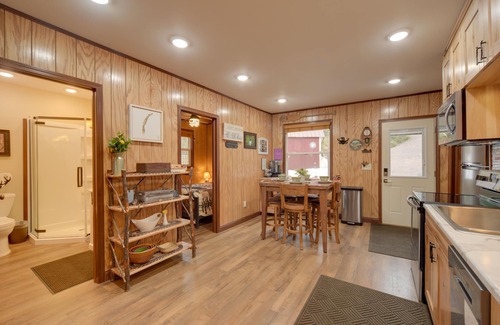 Solon Springs Cabina | Lakefront Cabin w / 32 ’Dock + Row & Paddle Boats!
