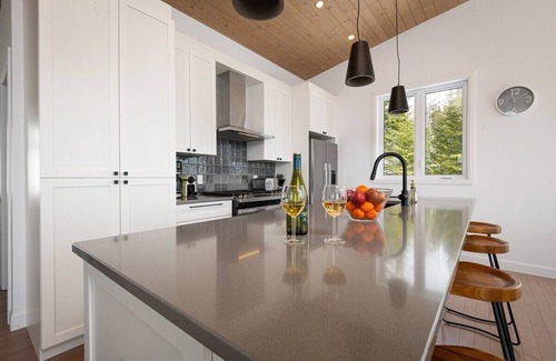 Les Eboulements Chalet De Esquí | Solstice 203: Luxury Living, Riverfront Serenity