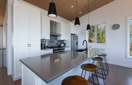 Les Eboulements Chalet De Esquí | Solstice 203: Luxury Living, Riverfront Serenity
