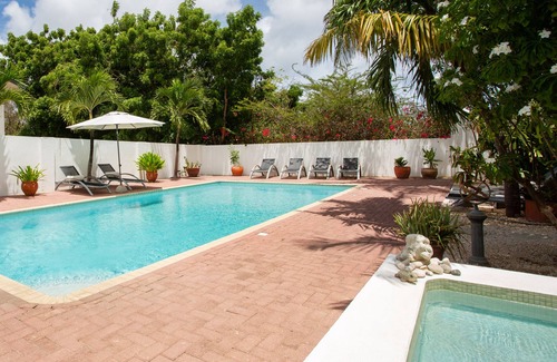 Cas Grandi Apartamento | Sombré di Kabana, Casa Piscina