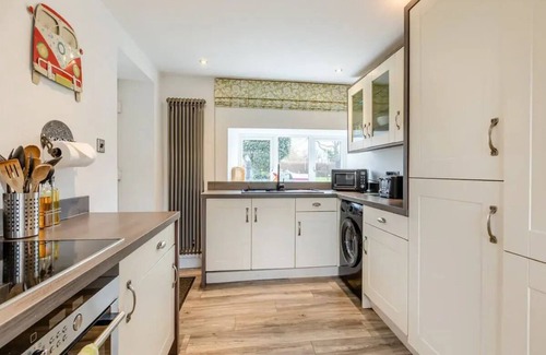 Compton Dundon Cabaña | Somerset, detached cottage, large enclosed garden, hot tub, pet friendly!