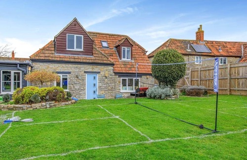 Compton Dundon Cabaña | Somerset, detached cottage, large enclosed garden, hot tub, pet friendly!