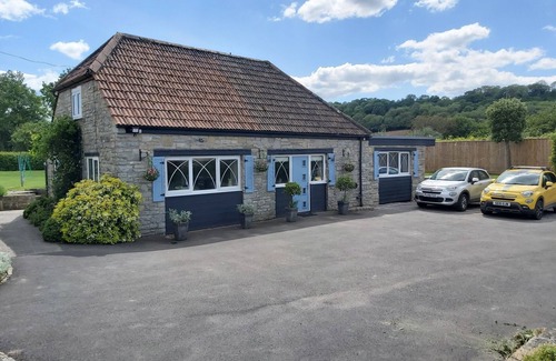 Compton Dundon Cabaña | Somerset, detached cottage, large enclosed garden, hot tub, pet friendly!