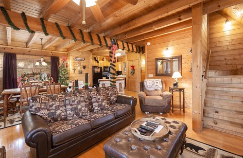 Sevierville Cabina | Something Extra 2 Bedroom Cabin by RedAwning