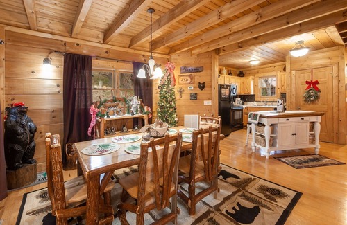 Sevierville Cabina | Something Extra 2 Bedroom Cabin by RedAwning