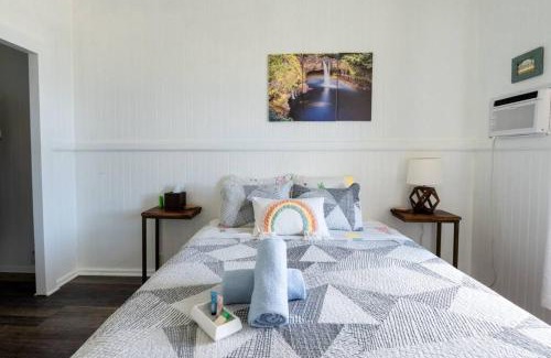 Hilo Casa | Somewhere over the Rainbow Loft with AC Hilo