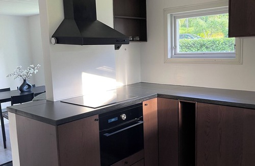 Sodertalje Cabina | Sommarstigen 1 - Modern & Sjönära Stuga med Privat Bastu
