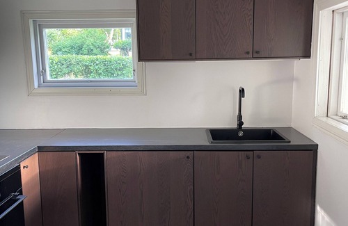 Sodertalje Cabina | Sommarstigen 1 - Modern & Sjönära Stuga med Privat Bastu