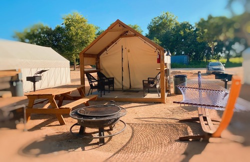 Fentress Cabina | Son's River Ranch Glamping Cabin #29