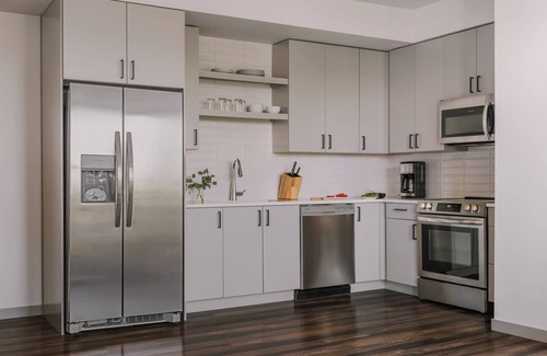 Jefferson Park Apartamento | Sonder at Skyline | Superior One-Bedroom Apartment w/ Mountain View