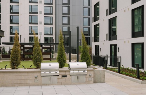 Jefferson Park Apartamento | Sonder at Skyline | Superior One-Bedroom Apartment w/ Mountain View