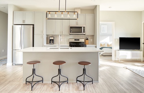 Mill District Apartamento | Sonder at Vicinity | Superior Two-Bedroom Apartment w/ Balcony