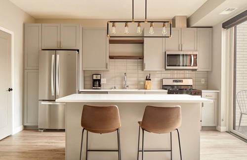 Mill District Apartamento | Sonder at Vicinity | Extended Stay 2BR Apartment w/ Balcony & Parking