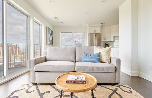 SoNo Apartamento | Sonder Baltimore Place | One-Bedroom Apartment w/ Balcony