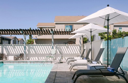Newport Shores Apartamento | Sonder Solarena | Accessible Double Queen Room w/ Balcony