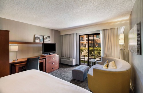 Downtown Village Hotel | Sonesta Select Huntington Beach Fountain Valley