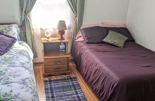Shipshewana Cama Y Desayuno | Songbird Haven #3 @ Miriam's Bed and Breakfast 2 bedrooms, shared bath, 4 beds
