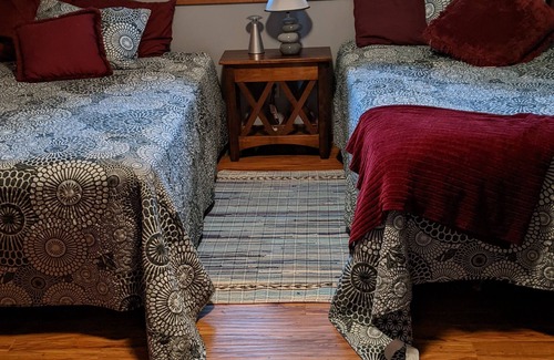 Shipshewana Cama Y Desayuno | Songbird Haven #3 @ Miriam's Bed and Breakfast 2 bedrooms, shared bath, 4 beds