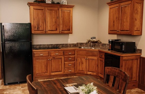 Dundee Cabina | Songbird Serenade Suite: Luxury, Lodge Suite in Amish Country, Ohio