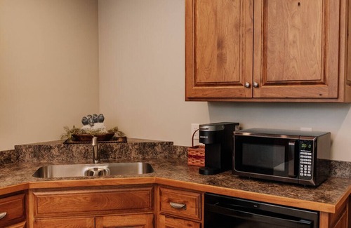 Dundee Cabina | Songbird Serenade Suite: Luxury, Lodge Suite in Amish Country, Ohio