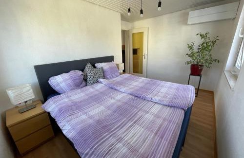 Reutlingen-Sickenhausen Apartamento | Sonnige 3 Zimmer Wohnung mit schönem Balkon im Grünen