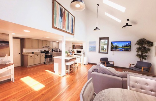 Old Town Casa | Sonoma Coast Retreat - Charming 2-bedroom house in tranquil Bodega Bay with WiFi