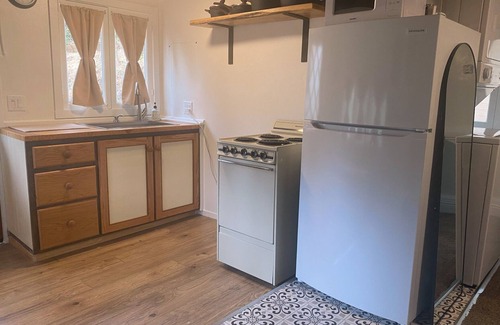 Sonora Apartamento | Sonora Treehouse Cottage. Charming studio w/ AC & WiFi in quaint historic town