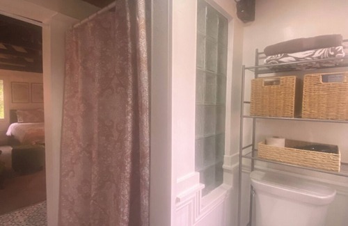 Sonora Apartamento | Sonora Treehouse Cottage. Charming studio w/ AC & WiFi in quaint historic town