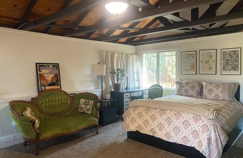 Sonora Apartamento | Sonora Treehouse Cottage. Charming studio w/ AC & WiFi in quaint historic town
