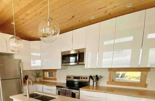 Sooke Cabina | Sooke Oceanfront with hot tub and King bed!
