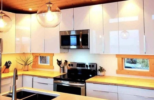 Sooke Cabina | Sooke Oceanfront with hot tub and King bed!