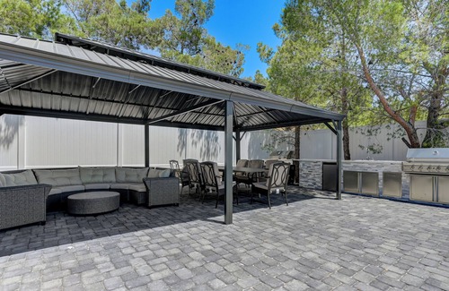 Las Vegas Casa | Soothing 6-bedroom house with Pool in vibrant Las Vegas
