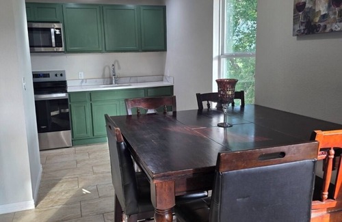 Dale Cabaña | Soothing Cottage near COTA – Your Peaceful Family & Friends Getaway.
