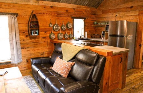Eureka Springs Cabina | Soothing LOG CABIN in charming Eureka Springs