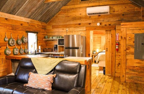 Eureka Springs Cabina | Soothing LOG CABIN in charming Eureka Springs