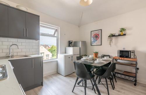 Newport Apartamento | Sophia's Retreat - 2 Floor 4 Bed Apartment - Newport - Coastal Getaway
