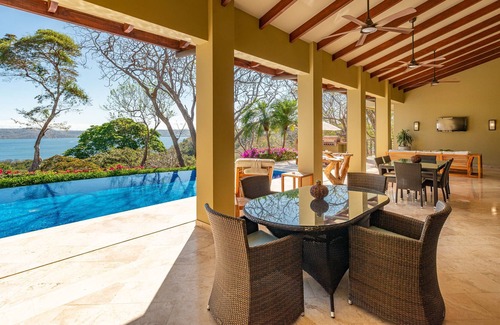 Liberia Casa | Sophisticated design and breathtaking ocean view unite in this golfer's paradise
