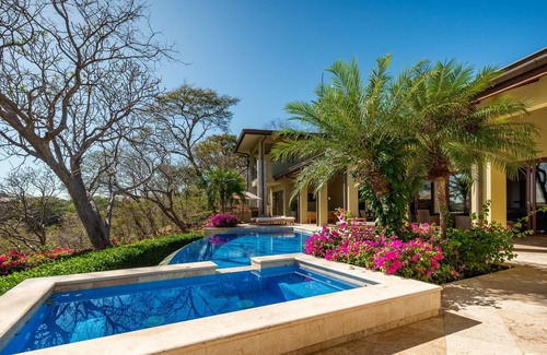 Liberia Casa | Sophisticated design and breathtaking ocean view unite in this golfer's paradise