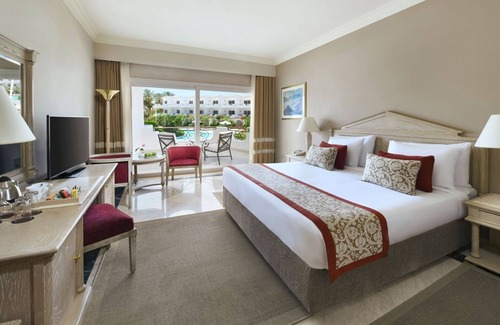 Ras Umm Sid Hotel | Sophisticated Adults-Only Oasis with Beach Access & Onsite Activities l 2 Rooms