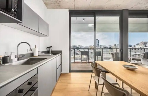 Tel Aviv Apartamento | Sophisticated 1BR 56 Sqm with Balcony and free parking