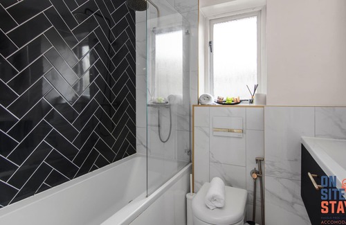 Downham Casa | Sophisticated 3-BR w. Parking