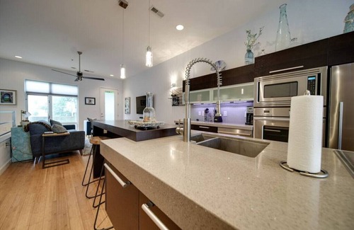 Wesley Heights Condominio | 2BR City Luxury | Short Walk to Uptown Attractions