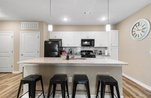 Melbourne Apartamento | Sophisticated 3BD/2BA Retreat: Pool, Gym, Laundry
