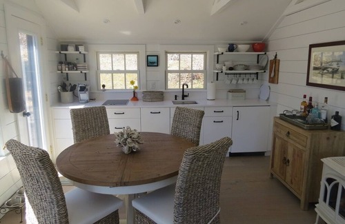 South Chatham Cabaña | No te pierdas este! Esta casa de dos dormitorios (1 king y 2 gemelos) recientemente renovada y actualizada tiene un hermoso espacio abierto y mucha luz.