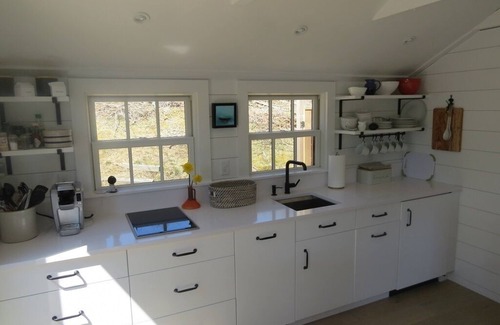 South Chatham Cabaña | No te pierdas este! Esta casa de dos dormitorios (1 king y 2 gemelos) recientemente renovada y actualizada tiene un hermoso espacio abierto y mucha luz.