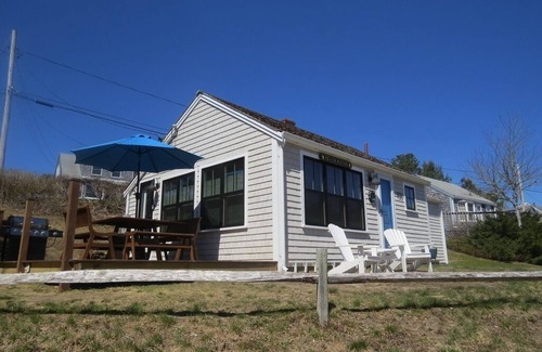 South Chatham Cabaña | No te pierdas este! Esta casa de dos dormitorios (1 king y 2 gemelos) recientemente renovada y actualizada tiene un hermoso espacio abierto y mucha luz.