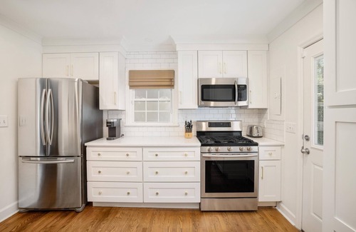 Harleston Village Casa | Sophisticated Fitzsimons Townhouse near Colonial Lake!