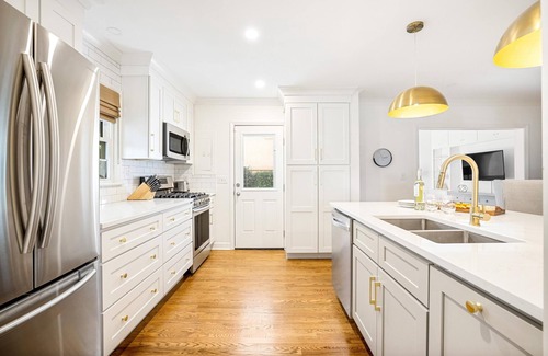 Harleston Village Casa | Sophisticated Fitzsimons Townhouse near Colonial Lake!