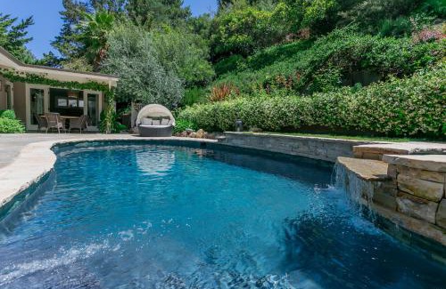 Beverly Glen Casa | Sophisticated large room with desk and private entrance