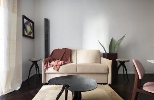 Zona Padova Apartamento | Sophisticated Milan Apartment with Italian Charm